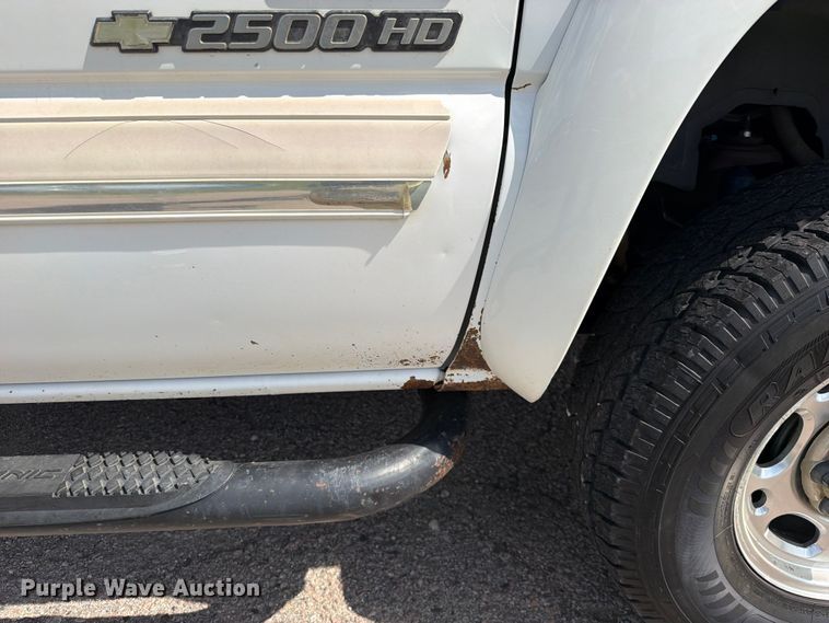 image for item EX2605 2007 Chevrolet Silverado 2500HD Crew Cab flatbed pickup truck
