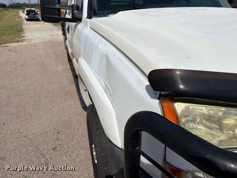 image for item EX2605 2007 Chevrolet Silverado 2500HD Crew Cab flatbed pickup truck