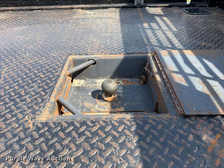 image for item EX2605 2007 Chevrolet Silverado 2500HD Crew Cab flatbed pickup truck