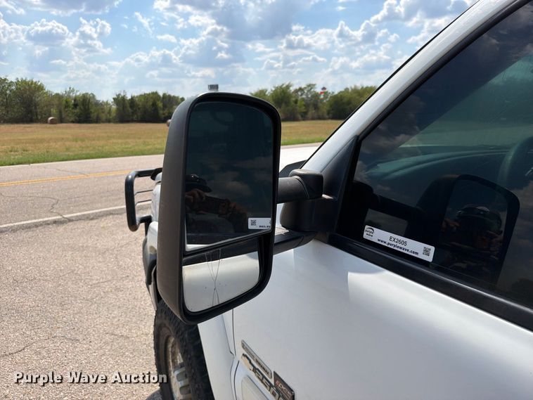 image for item EX2605 2007 Chevrolet Silverado 2500HD Crew Cab flatbed pickup truck