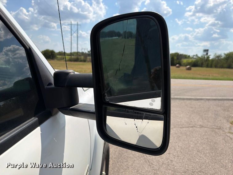 image for item EX2605 2007 Chevrolet Silverado 2500HD Crew Cab flatbed pickup truck