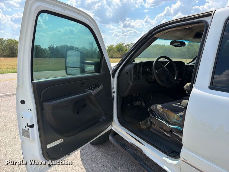 image for item EX2605 2007 Chevrolet Silverado 2500HD Crew Cab flatbed pickup truck