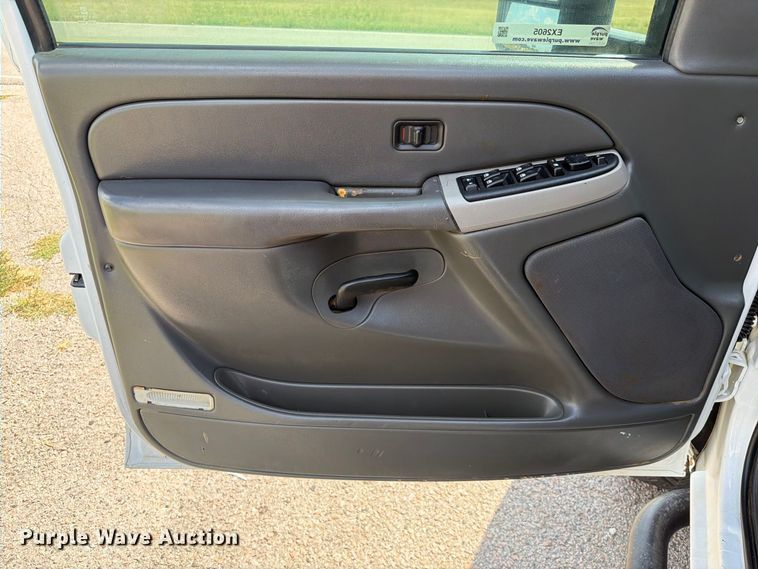image for item EX2605 2007 Chevrolet Silverado 2500HD Crew Cab flatbed pickup truck