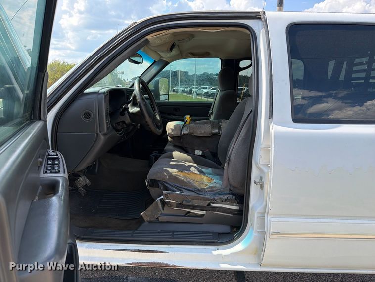 image for item EX2605 2007 Chevrolet Silverado 2500HD Crew Cab flatbed pickup truck
