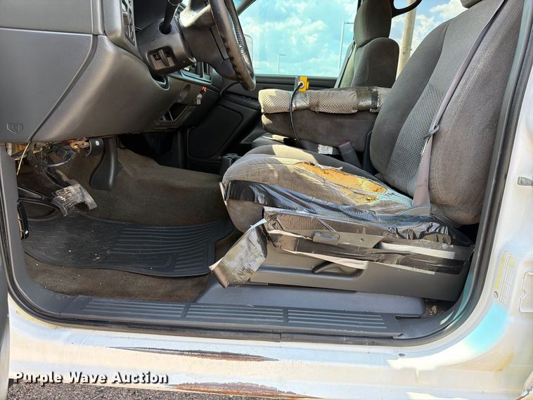 image for item EX2605 2007 Chevrolet Silverado 2500HD Crew Cab flatbed pickup truck