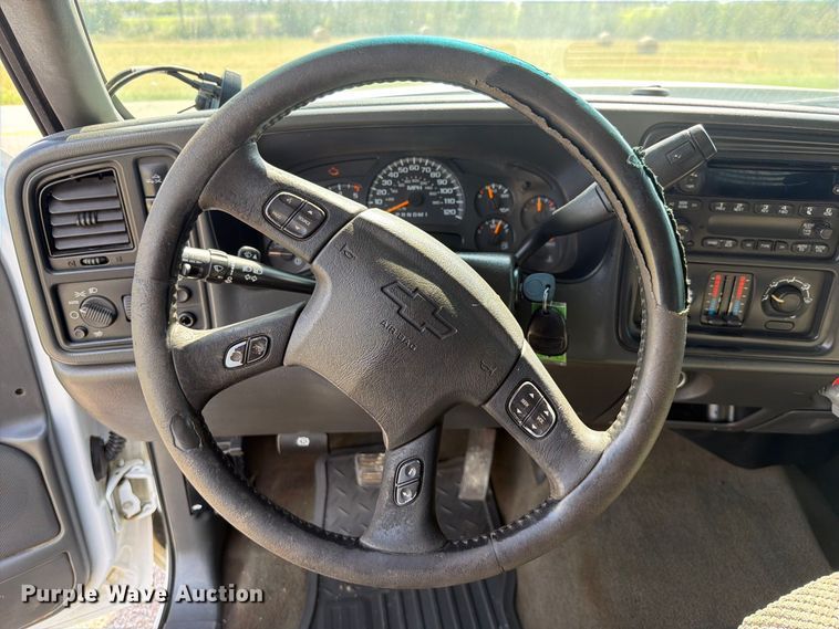 image for item EX2605 2007 Chevrolet Silverado 2500HD Crew Cab flatbed pickup truck