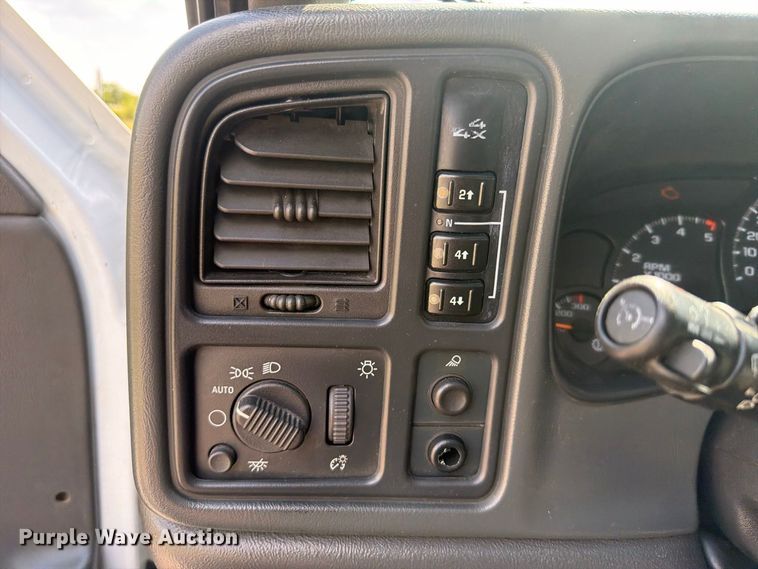 image for item EX2605 2007 Chevrolet Silverado 2500HD Crew Cab flatbed pickup truck