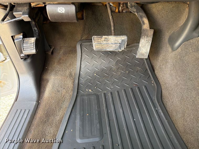 image for item EX2605 2007 Chevrolet Silverado 2500HD Crew Cab flatbed pickup truck