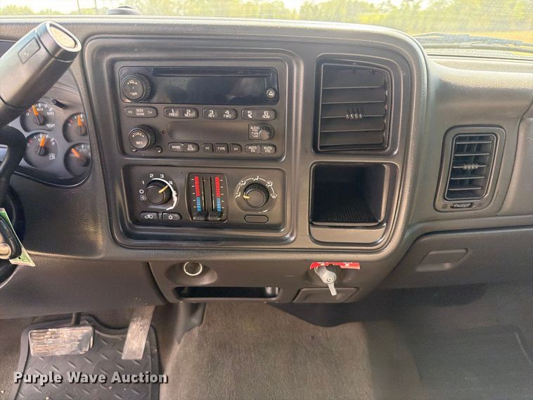 image for item EX2605 2007 Chevrolet Silverado 2500HD Crew Cab flatbed pickup truck