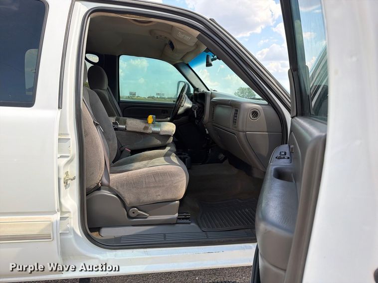 image for item EX2605 2007 Chevrolet Silverado 2500HD Crew Cab flatbed pickup truck