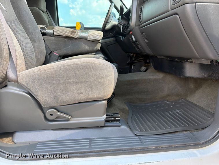 image for item EX2605 2007 Chevrolet Silverado 2500HD Crew Cab flatbed pickup truck