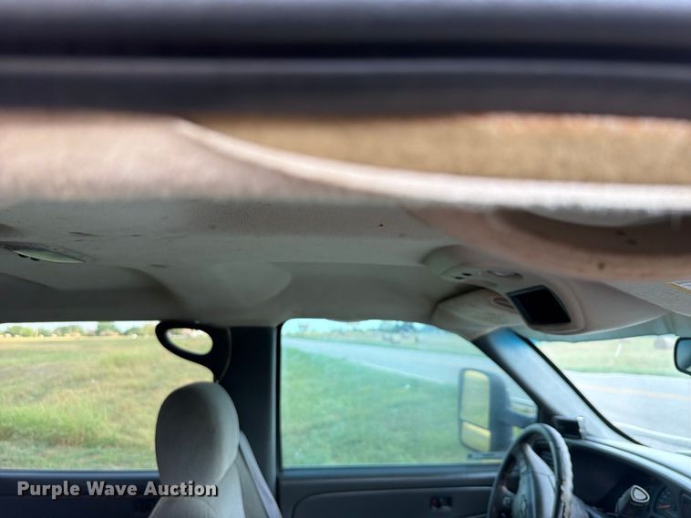 image for item EX2605 2007 Chevrolet Silverado 2500HD Crew Cab flatbed pickup truck