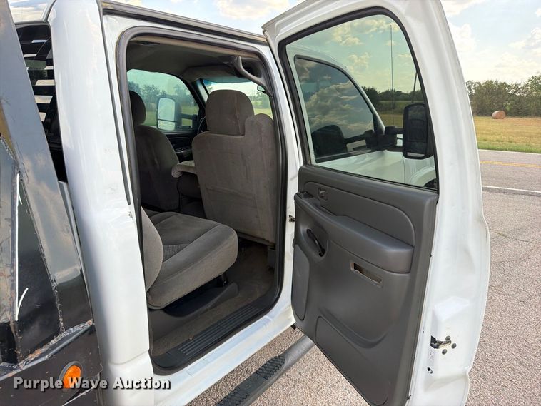 image for item EX2605 2007 Chevrolet Silverado 2500HD Crew Cab flatbed pickup truck