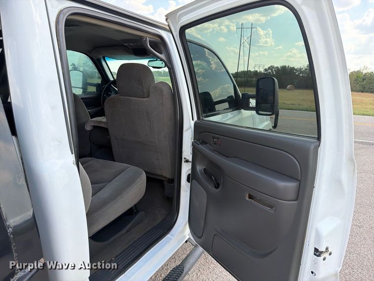 image for item EX2605 2007 Chevrolet Silverado 2500HD Crew Cab flatbed pickup truck