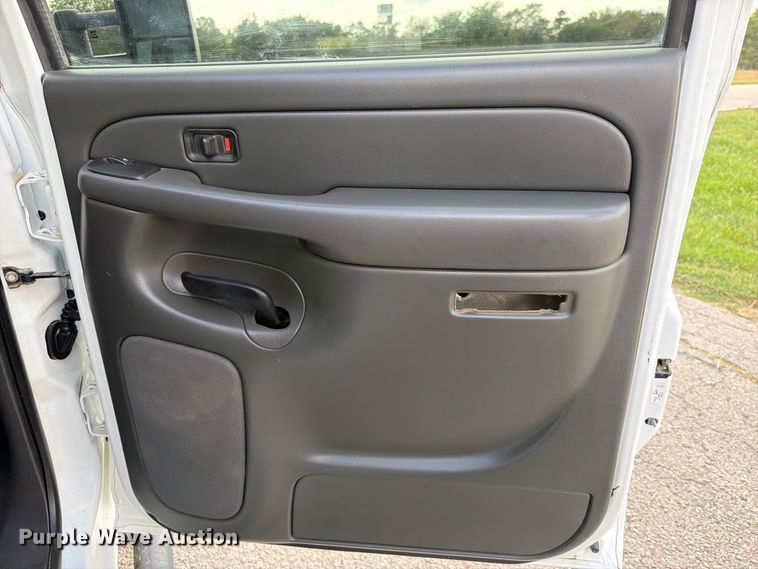 image for item EX2605 2007 Chevrolet Silverado 2500HD Crew Cab flatbed pickup truck