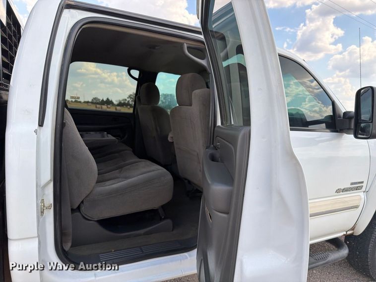 image for item EX2605 2007 Chevrolet Silverado 2500HD Crew Cab flatbed pickup truck