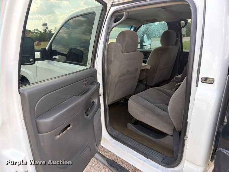 image for item EX2605 2007 Chevrolet Silverado 2500HD Crew Cab flatbed pickup truck