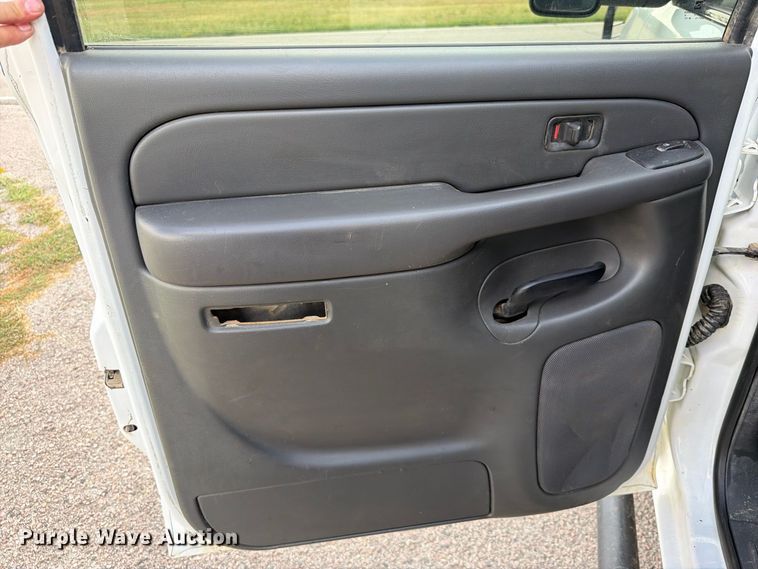 image for item EX2605 2007 Chevrolet Silverado 2500HD Crew Cab flatbed pickup truck