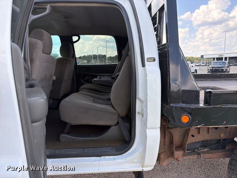 image for item EX2605 2007 Chevrolet Silverado 2500HD Crew Cab flatbed pickup truck