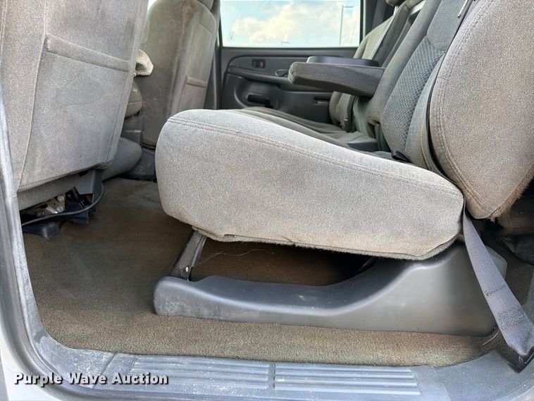 image for item EX2605 2007 Chevrolet Silverado 2500HD Crew Cab flatbed pickup truck