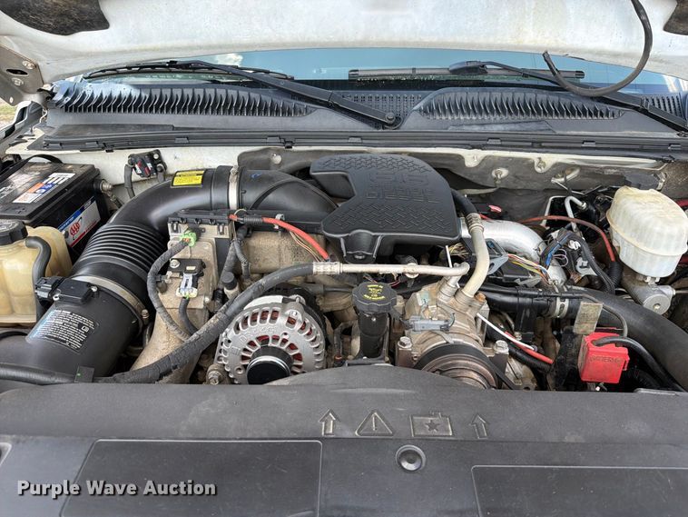 image for item EX2605 2007 Chevrolet Silverado 2500HD Crew Cab flatbed pickup truck