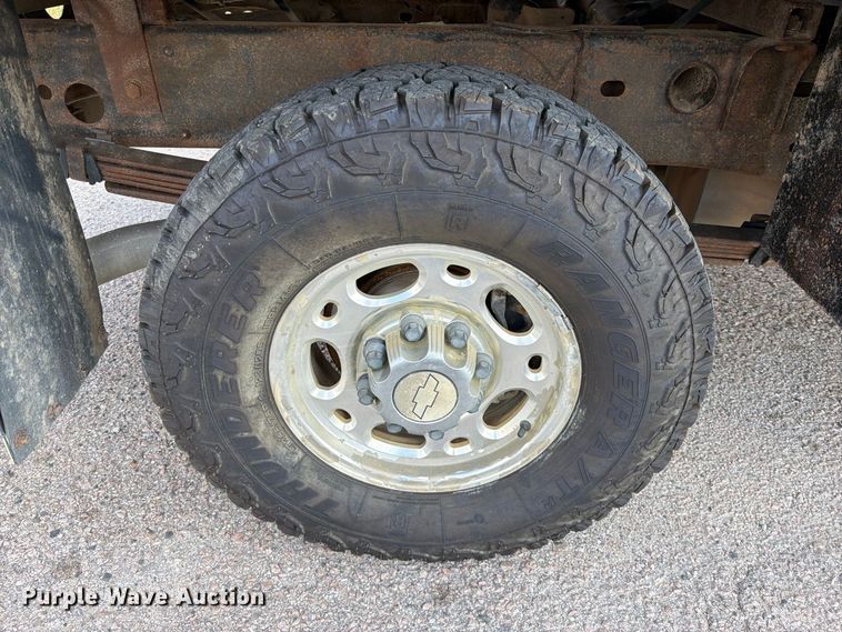 image for item EX2605 2007 Chevrolet Silverado 2500HD Crew Cab flatbed pickup truck