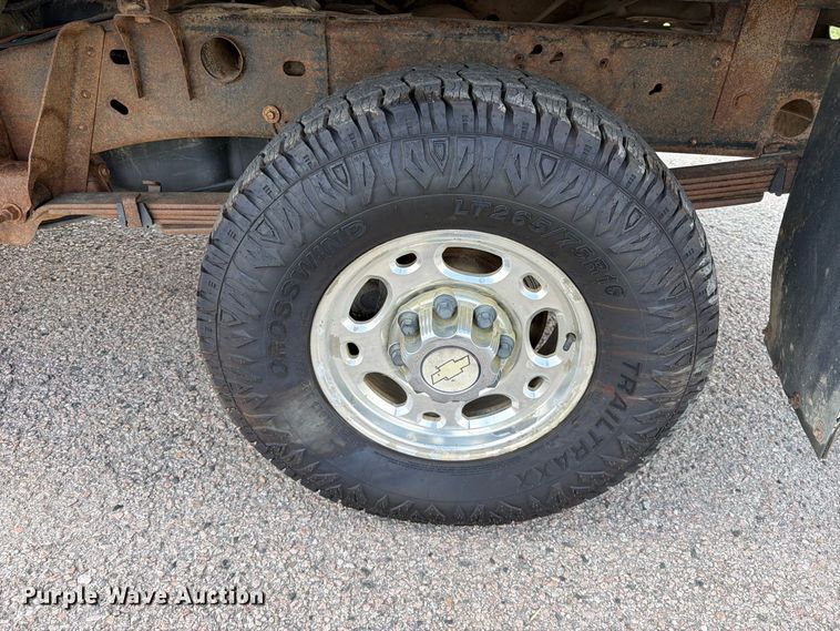 image for item EX2605 2007 Chevrolet Silverado 2500HD Crew Cab flatbed pickup truck