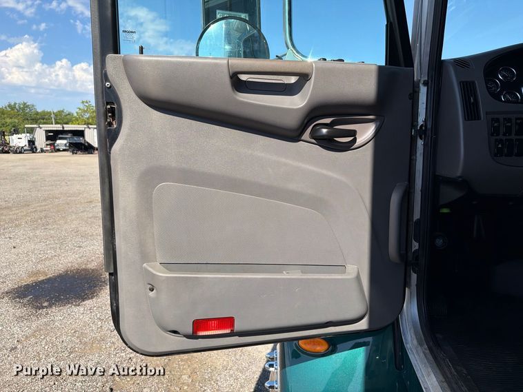 image for item FB5074 2014 Peterbilt 337 refrigerated truck