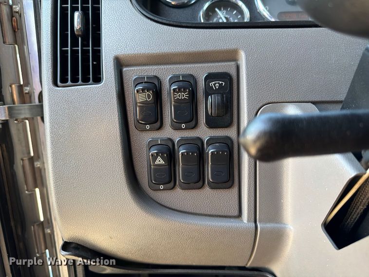 image for item FB5074 2014 Peterbilt 337 refrigerated truck