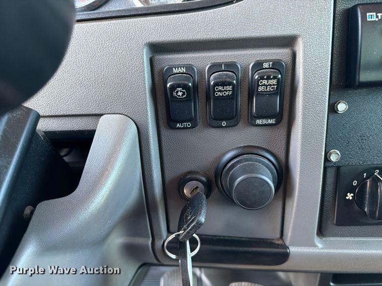 image for item FB5074 2014 Peterbilt 337 refrigerated truck