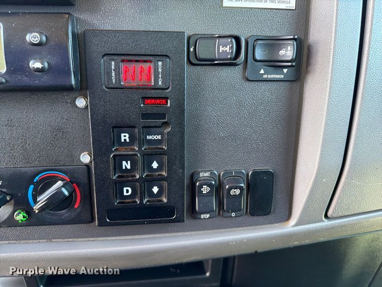 image for item FB5074 2014 Peterbilt 337 refrigerated truck