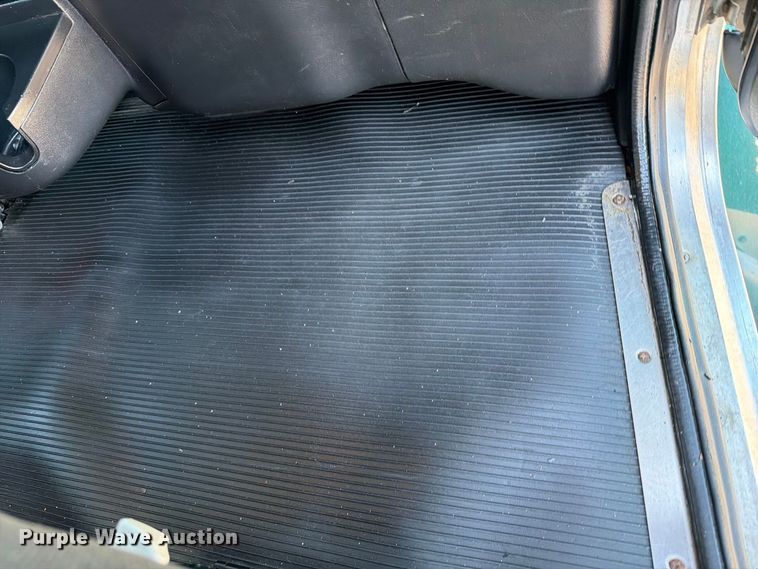 image for item FB5074 2014 Peterbilt 337 refrigerated truck