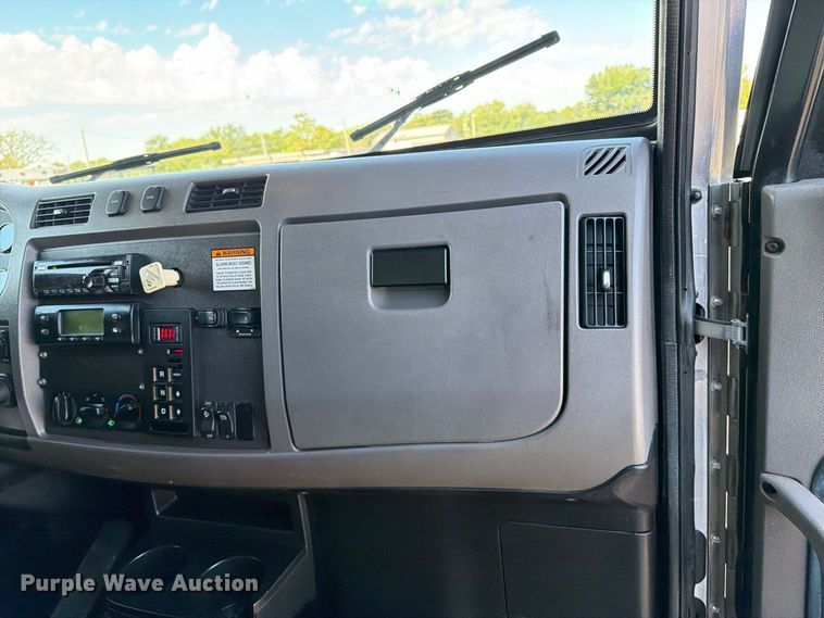 image for item FB5074 2014 Peterbilt 337 refrigerated truck
