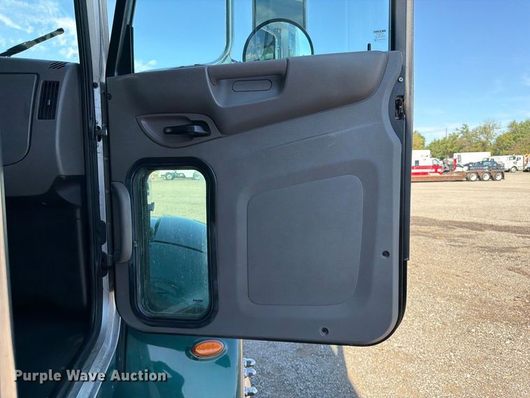 image for item FB5074 2014 Peterbilt 337 refrigerated truck