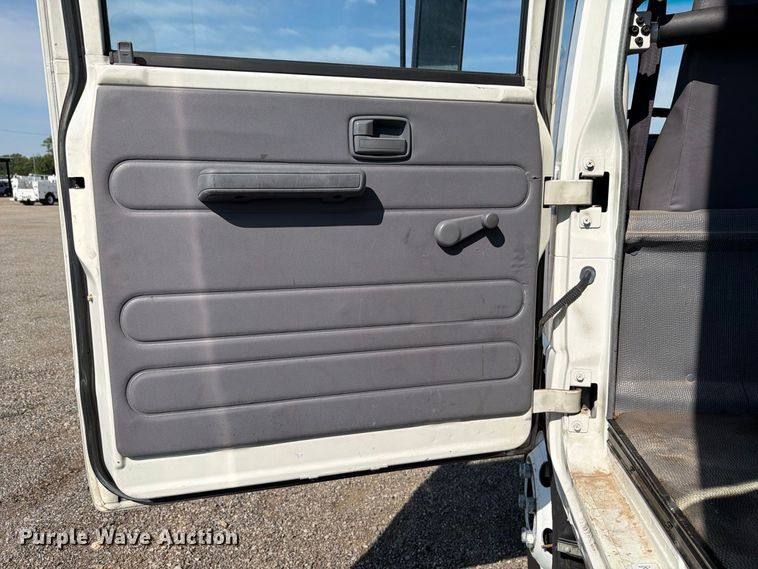 image for item FB5091 2007 Isuzu NPR HD Crew Cab box truck