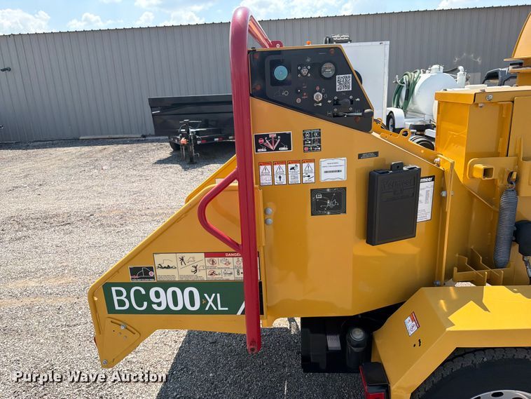 image for item FB5103 2022 Vermeer BC900XL wood chipper