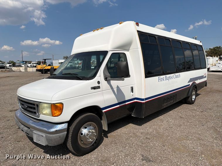 2004 Federal Ford E450 shuttle bus