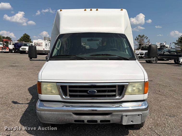 image for item FB5106 2004 Federal  Ford E450 shuttle bus