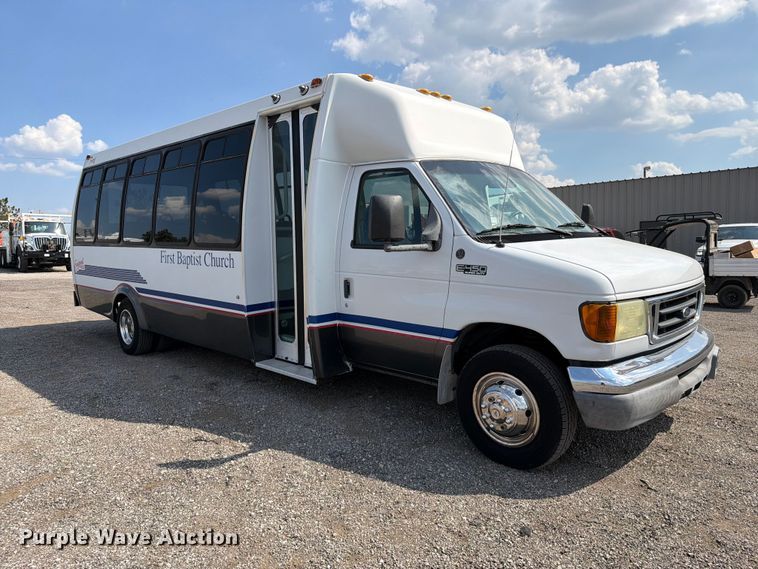 image for item FB5106 2004 Federal  Ford E450 shuttle bus