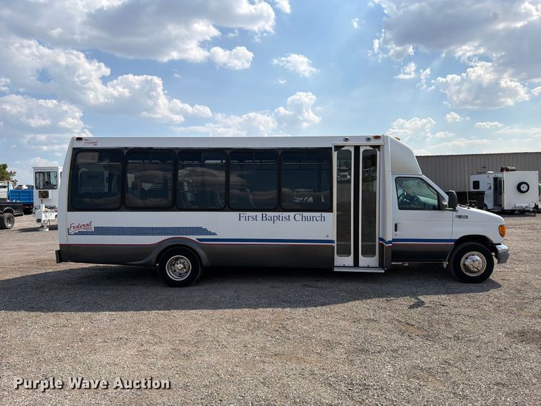 image for item FB5106 2004 Federal  Ford E450 shuttle bus