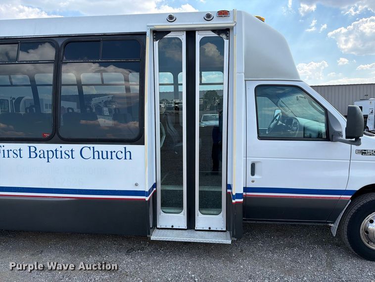image for item FB5106 2004 Federal  Ford E450 shuttle bus