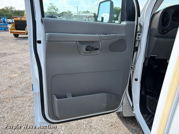 image for item FB5106 2004 Federal  Ford E450 shuttle bus