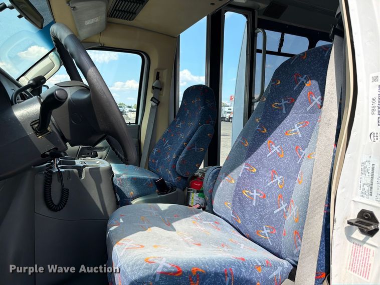 image for item FB5106 2004 Federal  Ford E450 shuttle bus