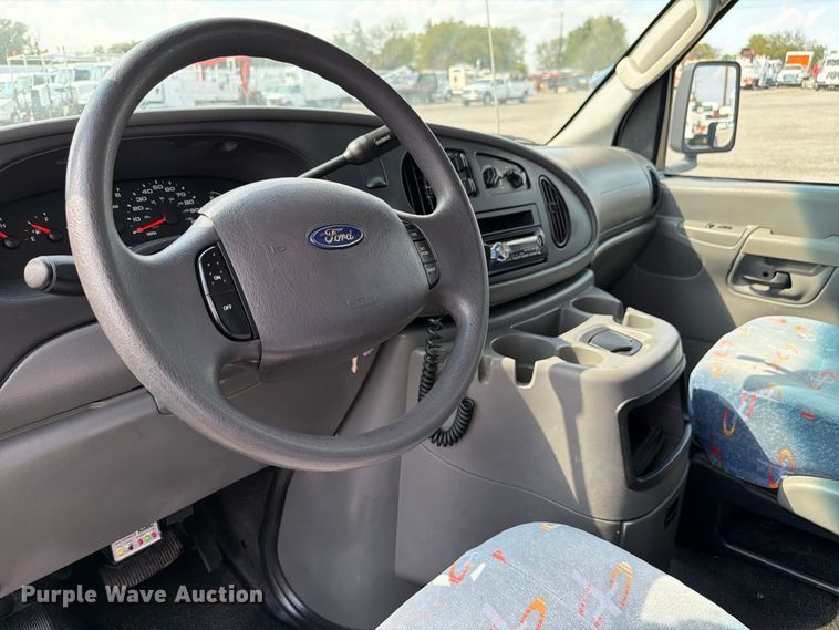 image for item FB5106 2004 Federal  Ford E450 shuttle bus