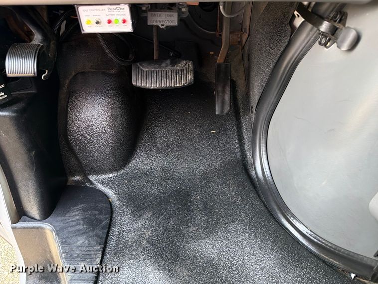 image for item FB5106 2004 Federal  Ford E450 shuttle bus