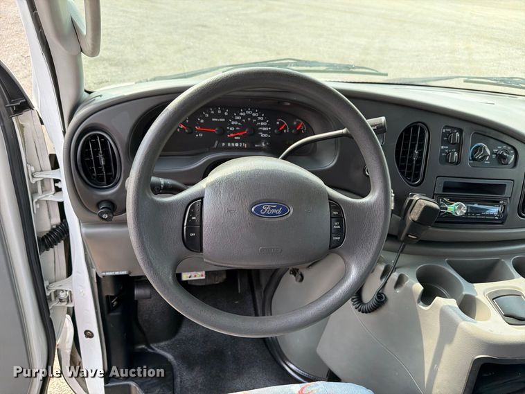 image for item FB5106 2004 Federal  Ford E450 shuttle bus