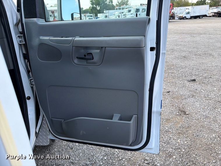 image for item FB5106 2004 Federal  Ford E450 shuttle bus