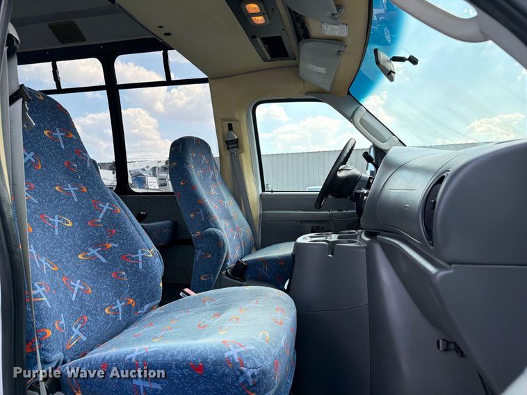 image for item FB5106 2004 Federal  Ford E450 shuttle bus