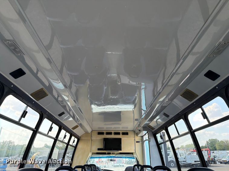 image for item FB5106 2004 Federal  Ford E450 shuttle bus