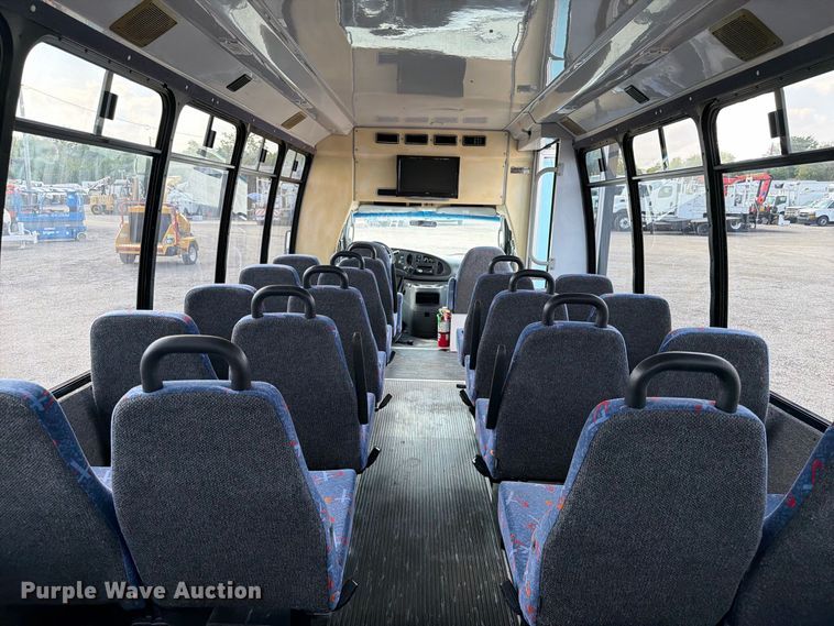 image for item FB5106 2004 Federal  Ford E450 shuttle bus